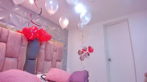 Snapshot of charlotte_icee chatting on February 16, 3:41 pm Charlotte Icee online show from February 16, 3:41 pm