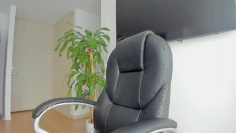 Snapshot of charlotte_tiller chatting on May 2, 6:46 pm Yuli online show from May 2, 6:46 pm