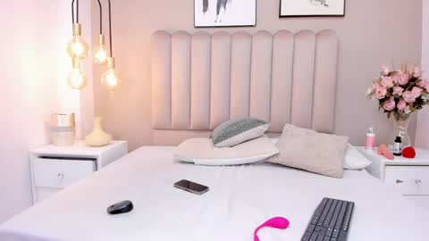 Snapshot of charlottee_evans1 chatting on September 19, 1:34 pm charlottee_evans1 online show from September 19, 1:34 pm