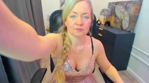 Snapshot of charlottekerti chatting on April 9, 11:59 am Charlotte online show from April 9, 11:59 am