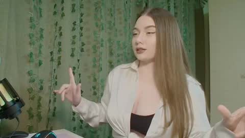 Snapshot of charlottewip chatting on January 29, 7:11 pm Kira online show from January 29, 7:11 pm