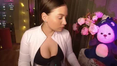 Snapshot of charlottewip chatting on September 25, 8:23 pm Kira online show from September 25, 8:23 pm