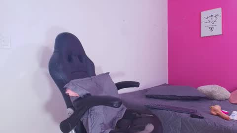 Snapshot of charlottte_miller chatting on October 2, 7:43 pm Charlotte online show from October 2, 7:43 pm