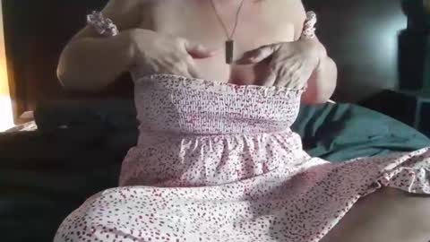 Snapshot of charmed12318 chatting on April 8, 2:33 am charmed12318 online show from April 8, 2:33 am