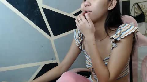 Snapshot of charming_lexi chatting on February 25, 10:03 am Charm online show from February 25, 10:03 am