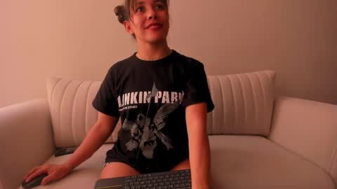Snapshot of cheek_chic12 chatting on February 20, 11:43 pm Regina Phalange online show from February 20, 11:43 pm
