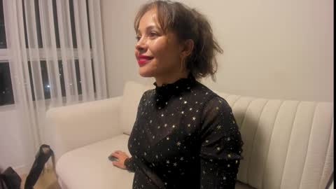 Snapshot of cheek_chic12 chatting on February 22, 12:05 am Regina Phalange online show from February 22, 12:05 am