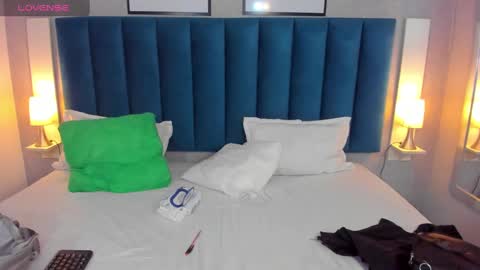 Snapshot of cheneelllorens chatting on December 16, 7:43 pm online show from December 16, 7:43 pm