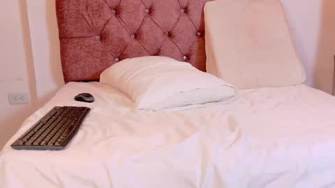juls online show from April 30, 9:19 pm