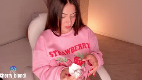 Snapshot of cherry_blond_ chatting on December 27, 9:39 am Cherry online show from December 27, 9:39 am