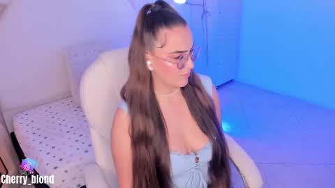 Snapshot of cherry_blond_ chatting on October 3, 9:23 pm Cherry online show from October 3, 9:23 pm
