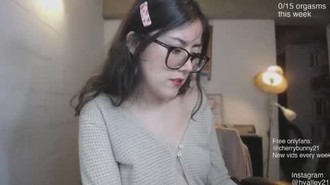 Snapshot of cherrybunny21 chatting on May 4, 5:14 am Sarah Prez online show from May 4, 5:14 am