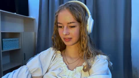 Snapshot of cherryrush951544 chatting on November 7, 7:19 am Evie online show from November 7, 7:19 am