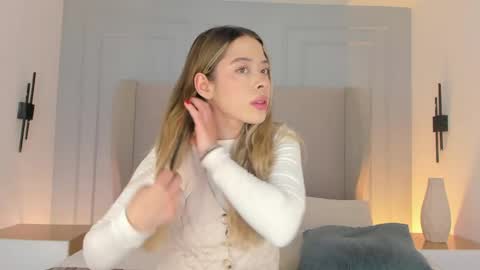 Snapshot of chloe_dee_ chatting on April 17, 12:19 pm Chloe online show from April 17, 12:19 pm