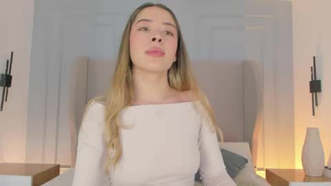 Snapshot of chloe_dee_ chatting on April 19, 2:38 pm Chloe online show from April 19, 2:38 pm