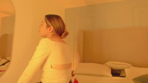 Snapshot of chloe_dee_ chatting on May 11, 12:44 pm Chloe online show from May 11, 12:44 pm