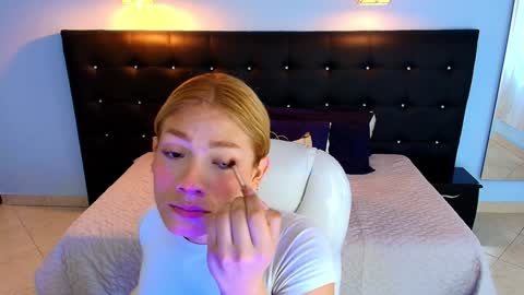 CHLOE online show from December 27, 8:50 pm