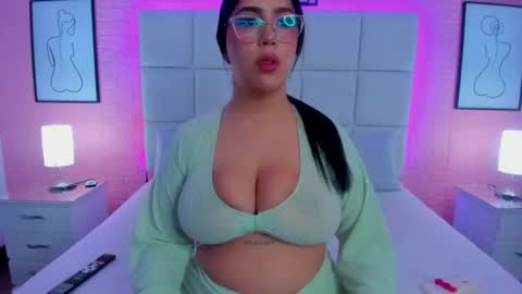 Snapshot of chloe_parker_ chatting on June 25, 5:12 am cloe online show from June 25, 5:12 am