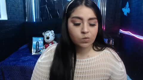 Snapshot of chloe_smith5 chatting on June 4, 2:23 pm chloe_smith5 online show from June 4, 2:23 pm