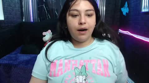 Snapshot of chloe_smith5 chatting on June 13, 1:31 pm chloe_smith5 online show from June 13, 1:31 pm