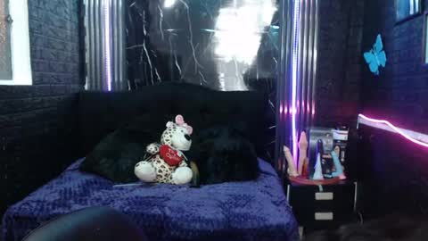 Snapshot of chloe_smith5 chatting on June 23, 2:37 pm chloe_smith5 online show from June 23, 2:37 pm