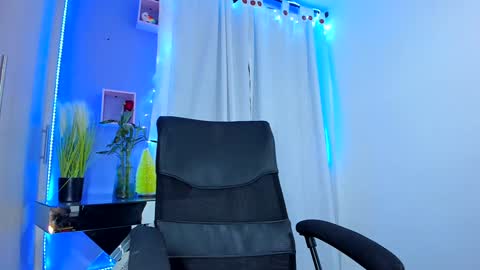 Chloe Miller  online show from December 8, 5:07 am