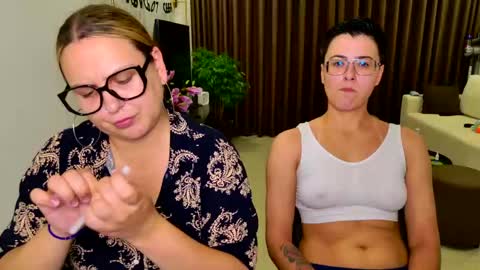 Eva and Sandra online show from May 9, 6:35 pm