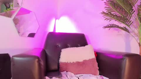 Snapshot of chloee_adams_ chatting on February 19, 12:03 am Chloe online show from February 19, 12:03 am