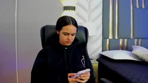 Snapshot of chloeharper_ chatting on June 23, 11:52 am Chloe Harper online show from June 23, 11:52 am