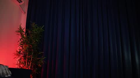 chloemin_ online show from December 4, 5:17 am