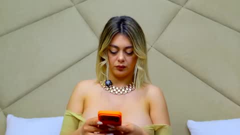 Snapshot of chloevee chatting on May 5, 5:04 am Chloe Vee online show from May 5, 5:04 am