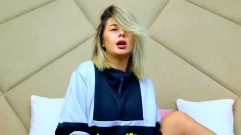 Snapshot of chloevee chatting on May 12, 5:15 am Chloe Vee online show from May 12, 5:15 am