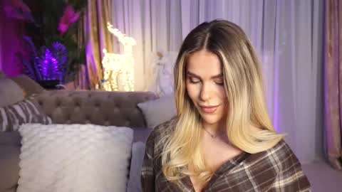 Snapshot of chloevelvetx chatting on December 3, 9:46 pm Chloe online show from December 3, 9:46 pm