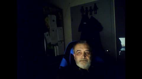 Snapshot of chris250268 chatting on May 17, 1:58 am Chris online show from May 17, 1:58 am