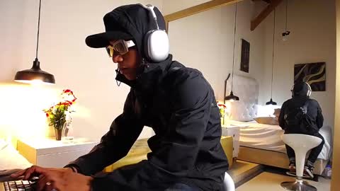 Chris Weell online show from December 7, 2:53 am