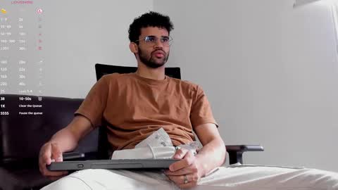 Im Chirs IM MODEL INDEPENDT online show from October 28, 2:31 pm