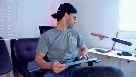 Im Chirs IM MODEL INDEPENDT online show from January 9, 4:10 pm