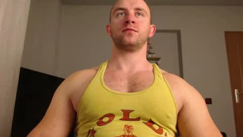 Snapshot of chrisbigbiceps chatting on January 4, 4:44 am chrisbigbiceps online show from January 4, 4:44 am