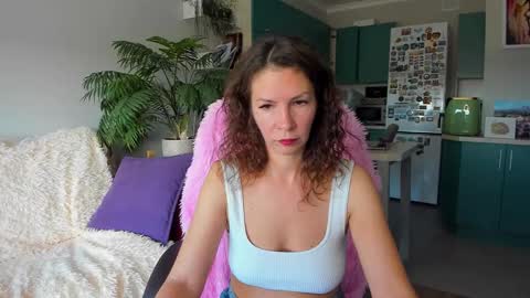 Snapshot of christina_hot chatting on October 18, 11:00 am Chris online show from October 18, 11:00 am