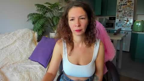 Snapshot of christina_hot chatting on October 19, 6:47 am Chris online show from October 19, 6:47 am