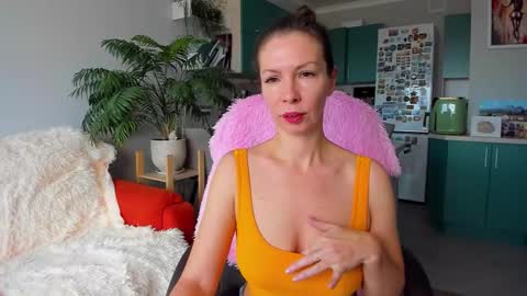 Snapshot of christina_hot chatting on October 23, 7:40 am Chris online show from October 23, 7:40 am