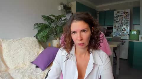 Snapshot of christina_hot chatting on October 31, 11:44 am Chris online show from October 31, 11:44 am