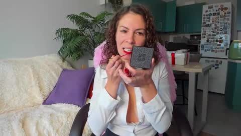 Snapshot of christina_hot chatting on November 3, 9:32 am Chris online show from November 3, 9:32 am