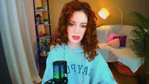 christinaconteeree online show from November 17, 7:08 pm