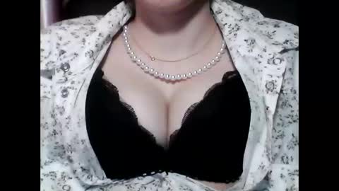 Snapshot of christine40211 chatting on January 6, 8:28 pm christine40211 online show from January 6, 8:28 pm