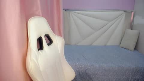 Snapshot of cieloo_ chatting on February 2, 9:35 pm CIELO online show from February 2, 9:35 pm