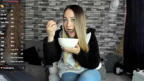 Snapshot of ciindy_lovee chatting on October 3, 3:09 pm Ciindy Lovers online show from October 3, 3:09 pm