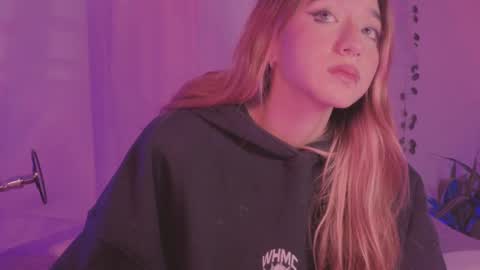 Snapshot of cinderella_lewis chatting on September 24, 4:38 am Sofi Eva and Mey online show from September 24, 4:38 am