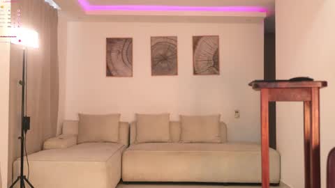 Snapshot of cinnamon__criss chatting on June 8, 9:48 pm cinnamon__criss online show from June 8, 9:48 pm