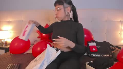 Snapshot of cintya_kors chatting on February 18, 9:20 pm Cintya online show from February 18, 9:20 pm